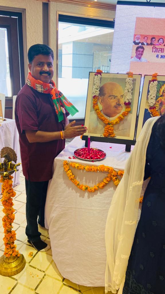 SanjayKrBJPM's tweet image. जिला कार्यकारिणी में मार्गदर्शन के लिए @drharshvardhan श्री @RamvirBidhuri जी का धन्यवाद l व्यवस्थित कार्यक्रम के लिए @BhatiaRajKr जी का आभार l #bjpmkeshvpuram @ASinghBJPM  के साथ हम तीनों महामंत्री शामिल हुएl 
@SujitTh04584266 @adeshguptabjp
#bjpdelhikeshavpuram 
#Avinashsingh