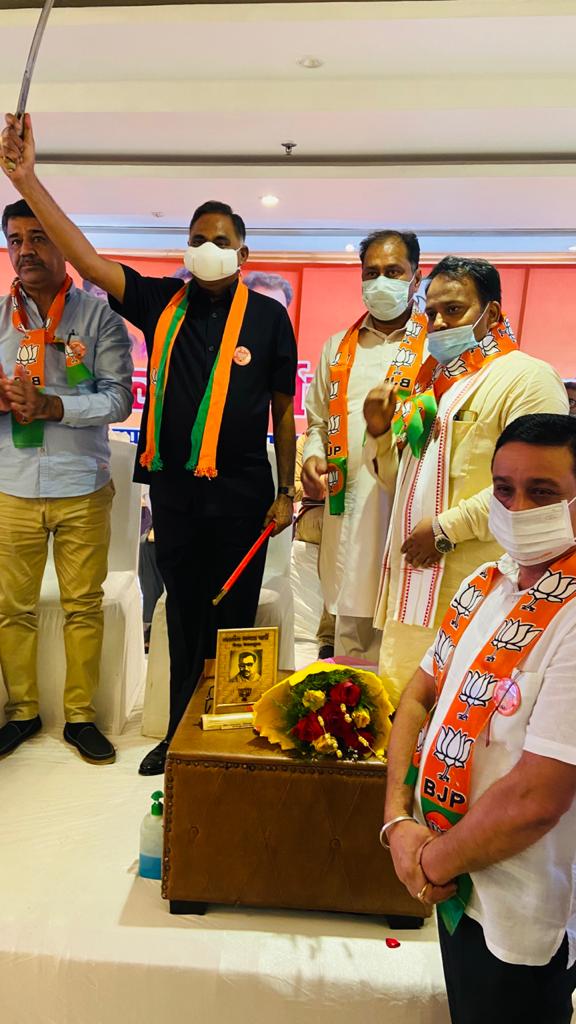 SanjayKrBJPM's tweet image. जिला कार्यकारिणी में मार्गदर्शन के लिए @drharshvardhan श्री @RamvirBidhuri जी का धन्यवाद l व्यवस्थित कार्यक्रम के लिए @BhatiaRajKr जी का आभार l #bjpmkeshvpuram @ASinghBJPM  के साथ हम तीनों महामंत्री शामिल हुएl 
@SujitTh04584266 @adeshguptabjp
#bjpdelhikeshavpuram 
#Avinashsingh