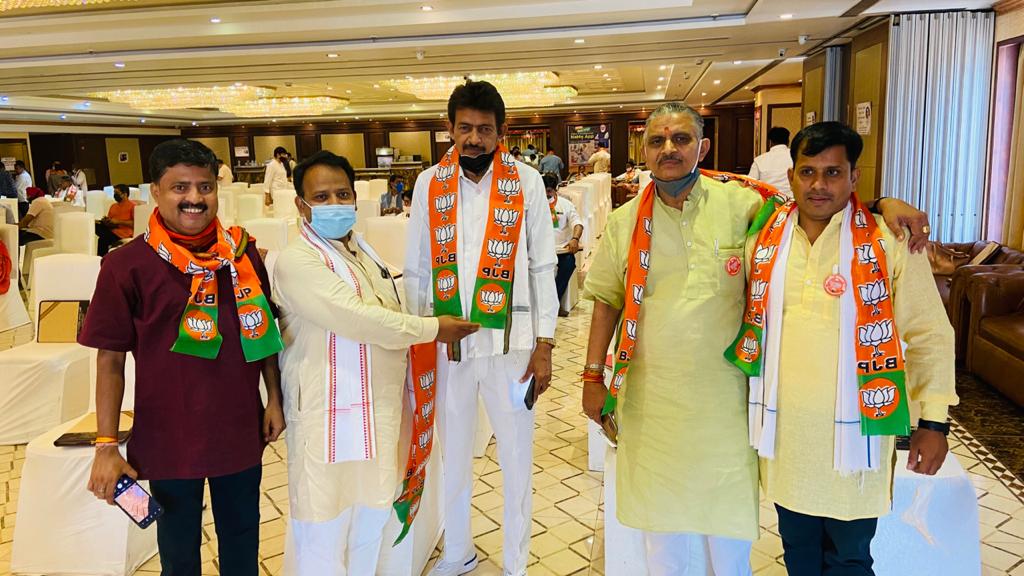 SanjayKrBJPM's tweet image. जिला कार्यकारिणी में मार्गदर्शन के लिए @drharshvardhan श्री @RamvirBidhuri जी का धन्यवाद l व्यवस्थित कार्यक्रम के लिए @BhatiaRajKr जी का आभार l #bjpmkeshvpuram @ASinghBJPM  के साथ हम तीनों महामंत्री शामिल हुएl 
@SujitTh04584266 @adeshguptabjp
#bjpdelhikeshavpuram 
#Avinashsingh