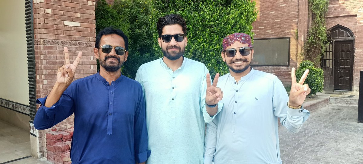 sultanrind24's tweet photo. میں جُھکا نہیں ، مَیں بکا نہیں
کہیں چُھپ چُھپا کے کھڑا نہیں
جو ڈٹے ہُوئے ہیں مَحاذ پر مُجھے اُن صفوں میں تلاش کر❤️✌️❤️
#StandWithSultanRind https://t.co/V1HnfV3QaJ