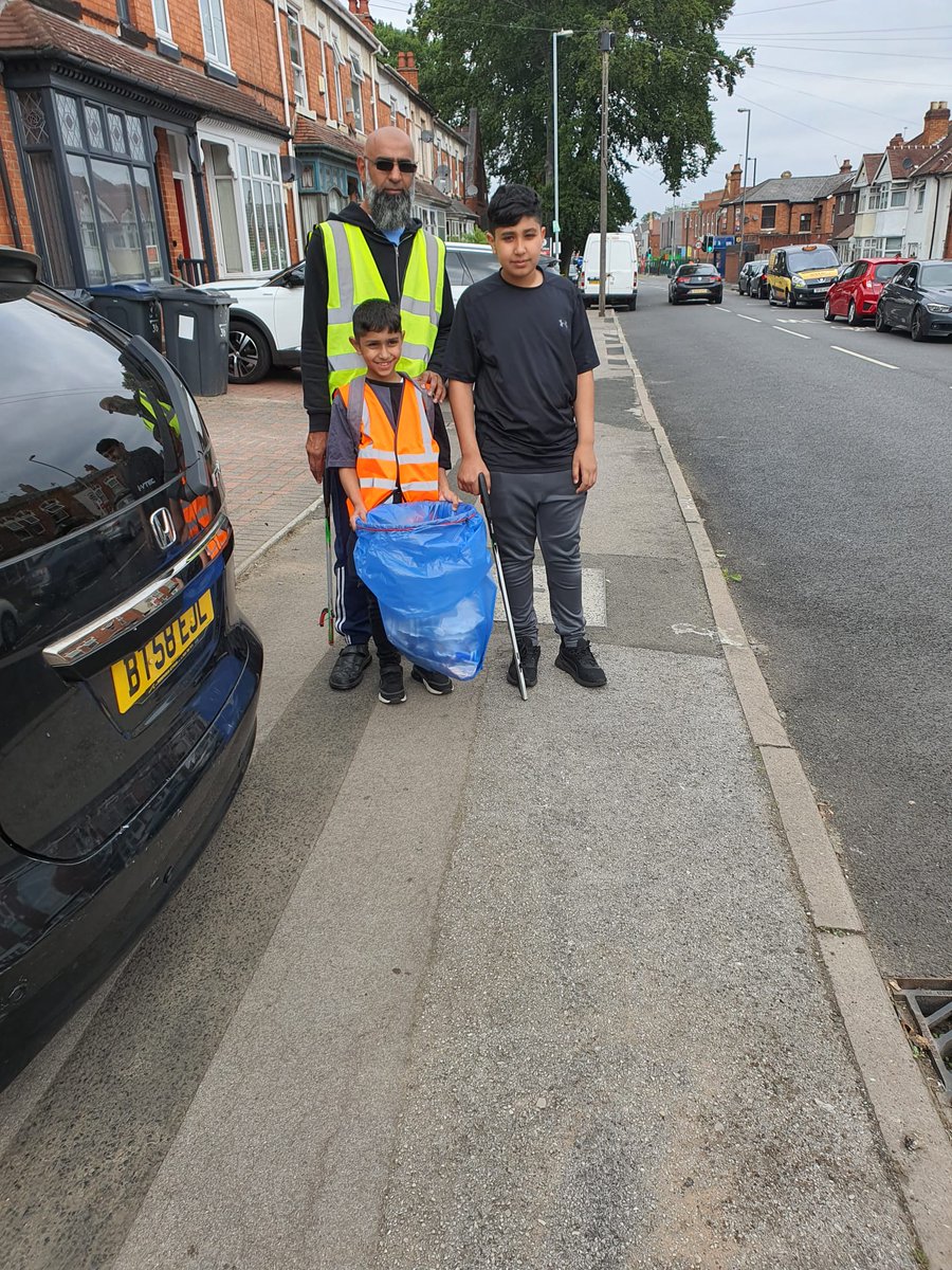 SpringfieldWMP's tweet photo. Thanks you South Bham Central Mosque #SBCM & #Sparkhilllitterbusters for #keepsparkhillclean & #cleanerbrum. Amazing what we can do together. Take ownership of your rubbish. #makeadifference. https://t.co/GBLsGVeDek