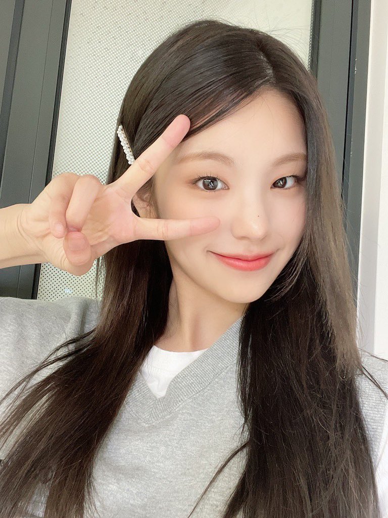 hourly yeji tweet media