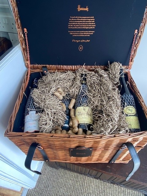 Lundyhouse's tweet photo. 153 days till Christmas day!!! So with this in mind we have a SUPER HARRODS wine hamper(12 bottles) with a value of £350 to raffle with proceeds going to BHWF and RSPCA.
Tickets will be £1 with the draw live on fakebook 31/10/21. e-mail us for details!! #charity #BHWT #RSPCA https://t.co/gkkfpSPXYg