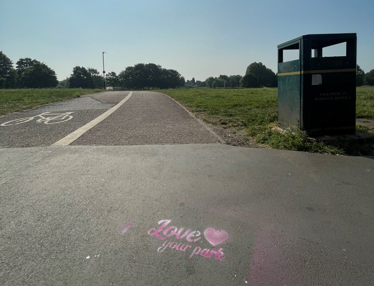 Warwick_DC's tweet image. #LoveYourPark - we&apos;ve recently put down these eco-friendly chalk stencils in our parks as a reminder to #RespectProtectEnjoy and make sure that our open spaces are free of litter for us all to enjoy! 🏞️