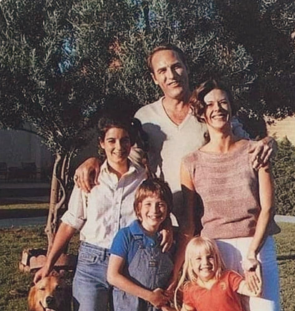 SabriMMBlink's tweet photo. This family just moved into the house next to me. I’m getting good vibes from them 😊 https://t.co/DjBS5J5CWw