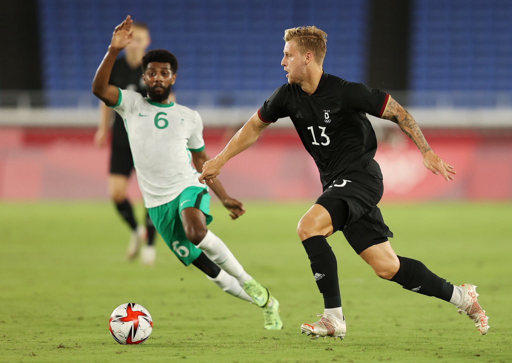 FussballBR's tweet photo. 🇸🇦🇩🇪 A Seleção Olímpica Alemã venceu a Arábia Saudita por 3 a 2, em Yokohama, e somou os primeiros três pontos no Grupo D. Partida muito disputada, Amos #Pieper (23) foi expulso na primeira etapa.
Gols:
Amiri ⚽️ (GER)
Al-Najei ⚽️⚽️ (KSA)
Ache ⚽️ (GER)
Uduokhai ⚽️ (GER)
#KSAGER https://t.co/2FhMoqm5Ky