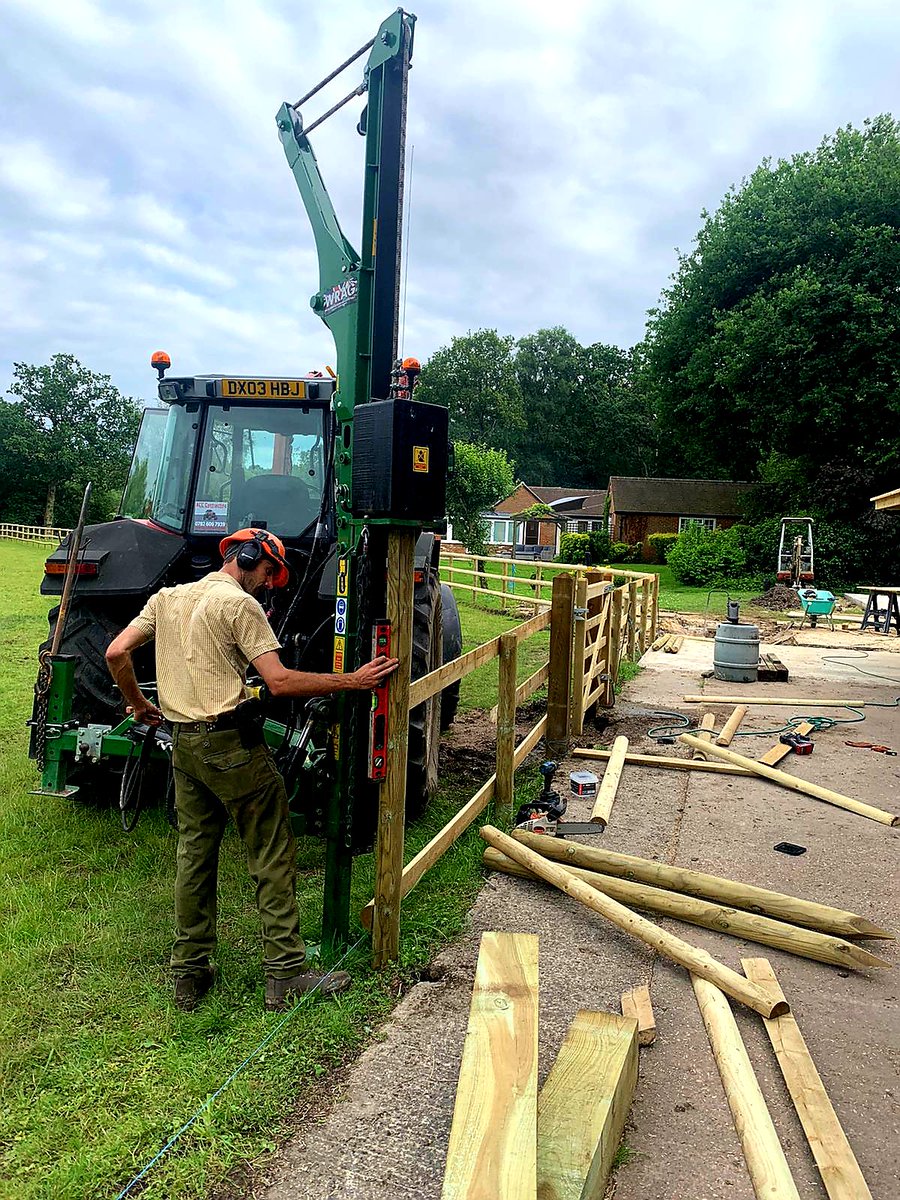 ACountryChap's tweet photo. Not often someone gets a photo of me at work. #Fence #PostandRail https://t.co/BoYcGb4nDw