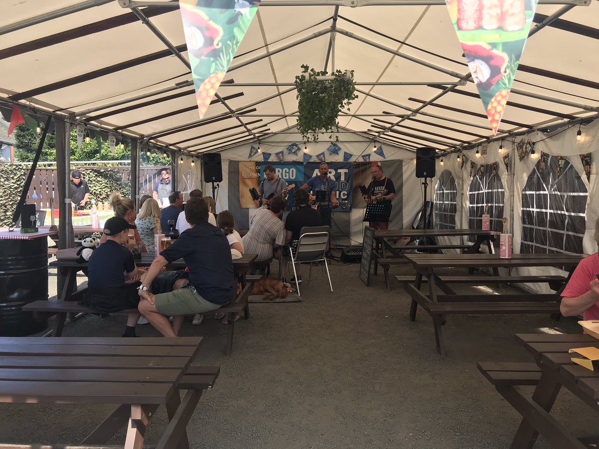 LargoArtsWeek's tweet photo. Perfect tunes for a lazy Sunday afternoon in the sunshine at the Upper Largo Hotel on the last day of @LargoArtsWeek …. 🍺 🍷 🍔 🎸 #largo #upperlargo @LargoArts @welcometofife https://t.co/Pbu4wltEfa