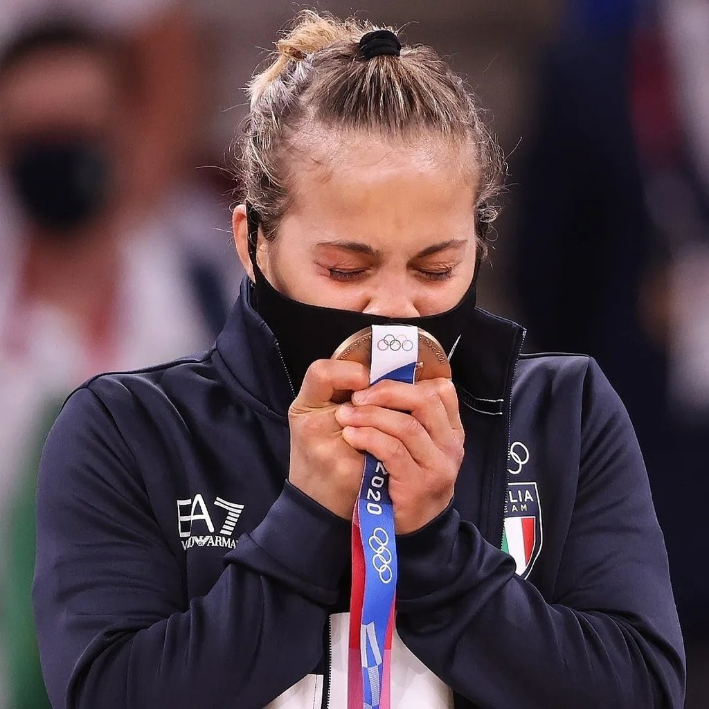 gualtierieurope's tweet photo. #Montesacro e tutta #Roma in festa per il bronzo conquistato nella terra del judo. La meravigliosa favola delle #Olimpiadi non smetterà mai di farci appassionare e gioire. Complimenti a @Giuffridajudo per questo sogno che diventa realtà.
 #Tokio2020 #OdetteGiuffrida https://t.co/Fuszn3ncoy