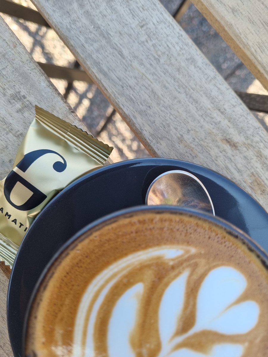 SoderlundF8's tweet photo. Iltakahvilla kantapaikassa.
På kvällskaffe på stamstället.
#satamatie6
#lehmusroastery
#laatulahvi
#kvalitetskaffe https://t.co/LDqRBl8X0C