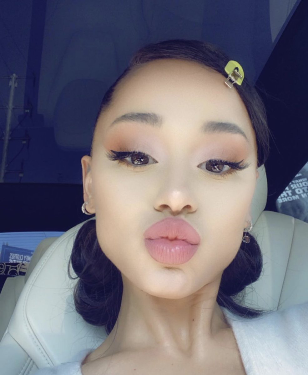 moonlightdollz's tweet photo. ariana https://t.co/3BshwdBDnw