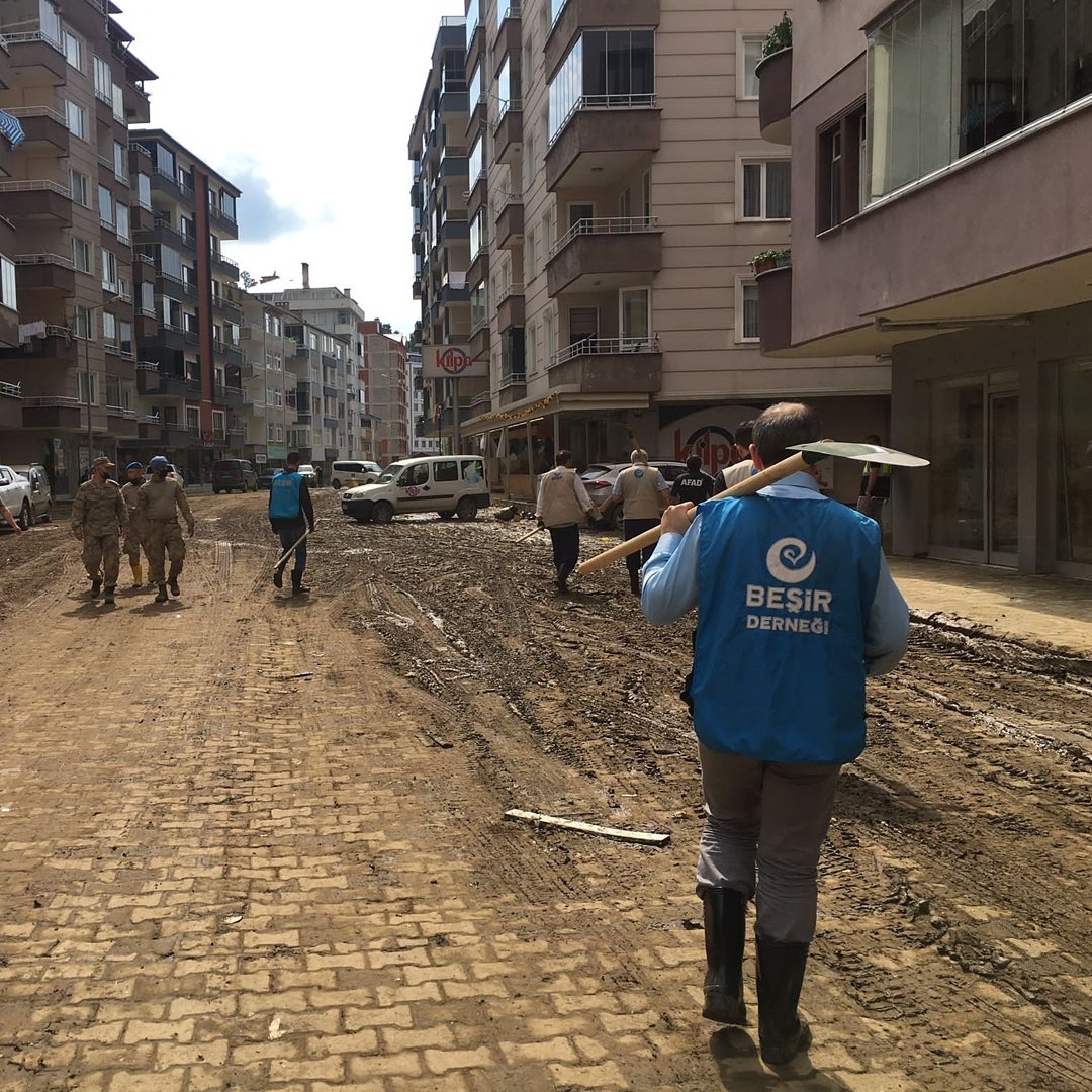 Besirdernegi's tweet photo. Artvin Arhavi'de yaraları sarmak için içilebilir su dağıtımının yanında @AFADBaskanlik koordinasyonunda sokakların ve esnafların dükkanlarının temizlik çalışmalarına devam ediyoruz.

#İyilikHerYerde https://t.co/c61E8LOg0t