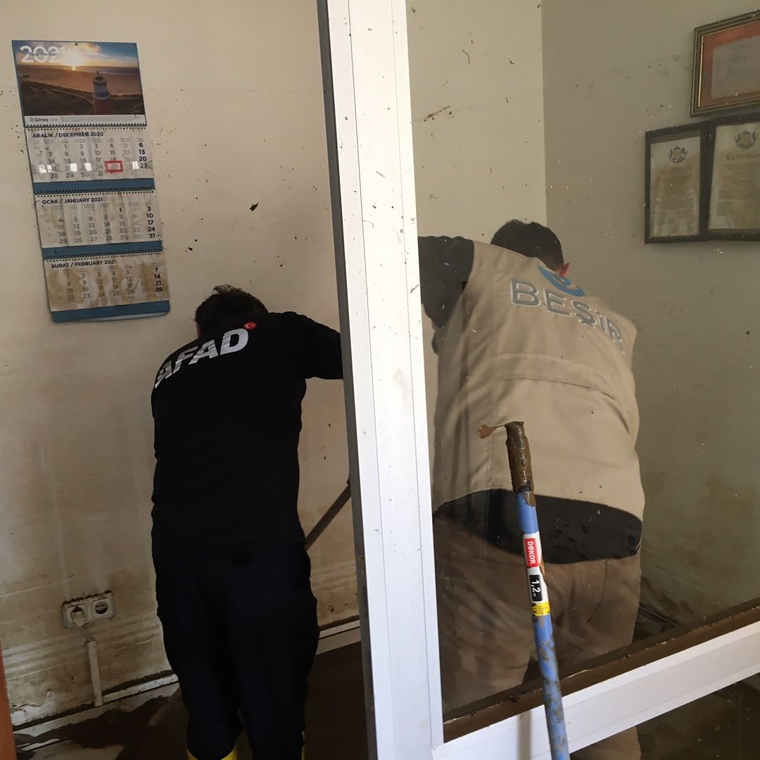 Besirdernegi's tweet photo. Artvin Arhavi'de yaraları sarmak için içilebilir su dağıtımının yanında @AFADBaskanlik koordinasyonunda sokakların ve esnafların dükkanlarının temizlik çalışmalarına devam ediyoruz.

#İyilikHerYerde https://t.co/c61E8LOg0t