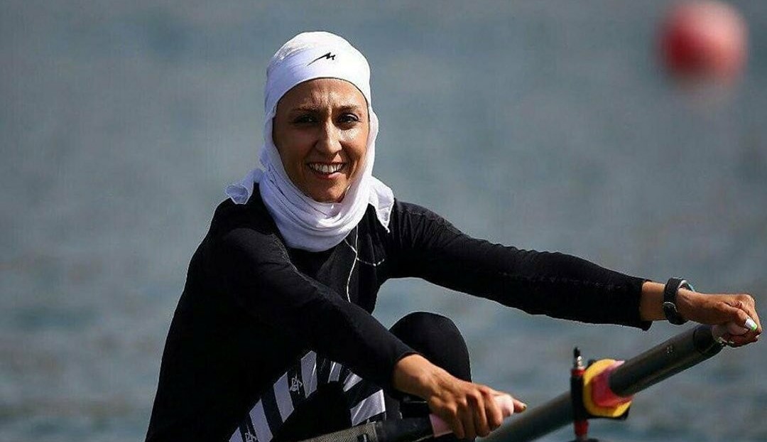 Savash_Porgham's tweet photo. Olimpiyatta Kürek Tek Çifte kategorisinde yarışan Nazanin Molaei, zorluklara rağmen yarı finalde. Nazanin, "Yarışlardan sonra serinlemek ve recovery için tüm takımların buz yelekleri var. Ben ise ıslak havlu kullanmak zorundayım." dedi. İranlı sporcuların hakkı hırsız baronlarda! https://t.co/dqfrPk2YRB