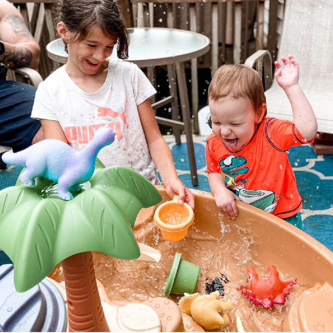 step2mex's tweet photo. RAAAWWR🦖🦖😜 #step2 #step2mx #toys #juego #dino #mesadino #water #table #agua #mesa #juega #divertido #fun #diversion #juguetesmx #toys https://t.co/S4TWm26D1D
