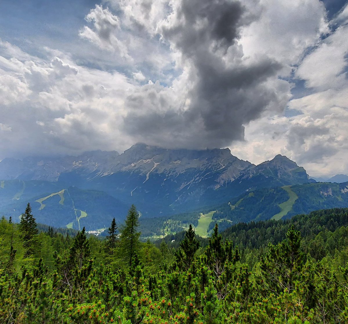 WeLoveDolomiti's tweet photo. In #ValdiZoldo nuvole ☁ quasi in 3D sopra il #MonteCivetta! Una buona serata a tutti voi!
@TurismoVeneto @valdizoldo
@BLturismo
#nuvola #nuvole #valdizoldo #montecivetta #dolomites #dolomiten #dolomitibellunesi #dolomiti #montagne #trekking #camminareinmontagna #welovedolomiti https://t.co/9OxsBTDBqf