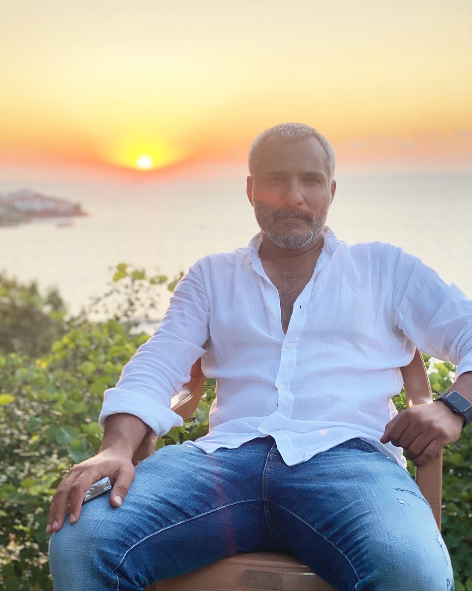 Ve and olsun ki gülüşün aklıma geldiğinde bir serçe vurulur göğüs kafesimde…