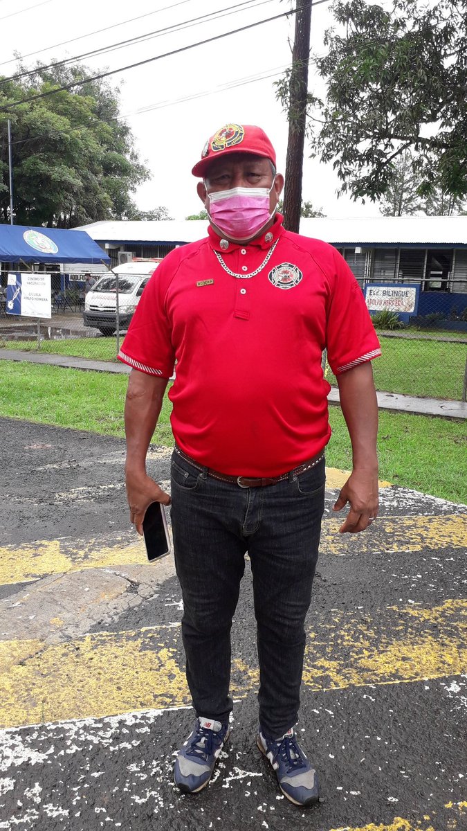Llevé a mis hijos a vacunar a Río de Jesús. No se podía entrar con pantalones cortos y gentilmente el bombero voluntario Herminio Vega se ofreció a prestarnos un par de pantalones. Herminio es un ejemplo de Disciplina, honor y abnegación. Gracias!