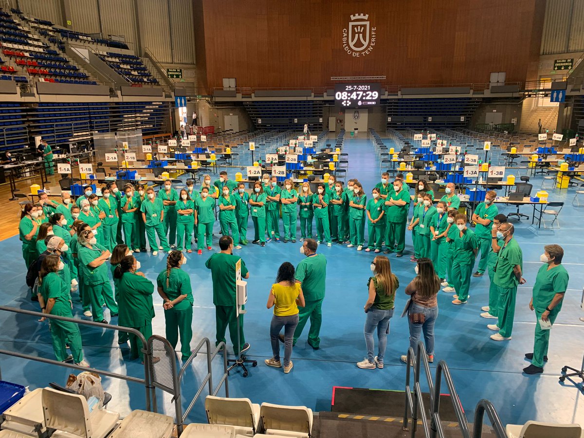 SanidadGobCan's tweet photo. 💉Acaba otro fin de semana en el que los equipos de #vacunación contra la #COVID19 han vuelto a demostrar su compromiso para que cada día estemos más cerca del objetivo. 

💞Muchas gracias a los profesionales y a los ciudadanos que acuden a vacunarse por hacerlo posible👏🏽👏🏽👏🏽 https://t.co/m1RbQproKs