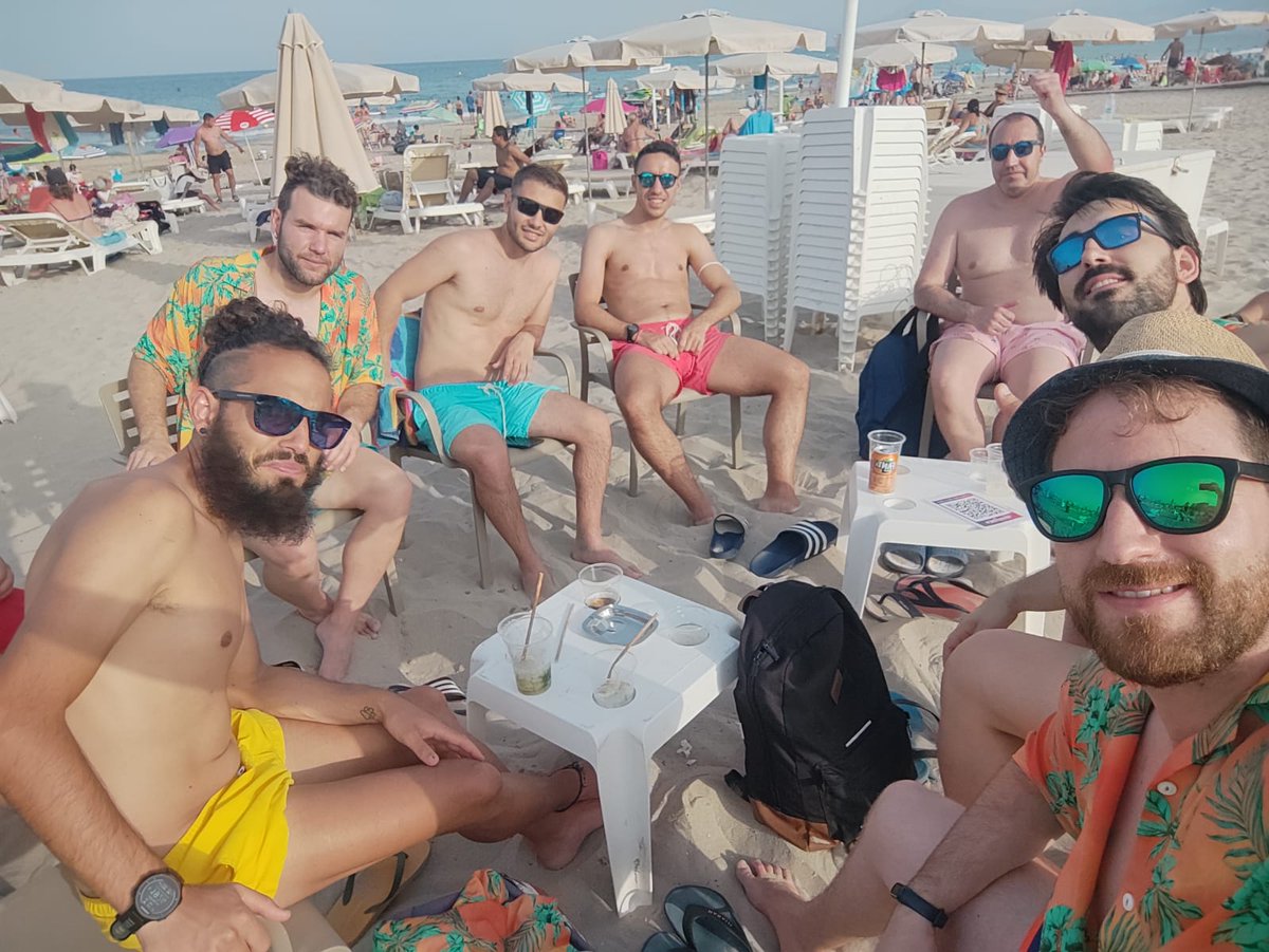 Jaimejzh's tweet photo. Fácil y sencillo ¿Para que complicarse más?

La primera de unas cuantas que están por llegar.

Que mejor que pasar tiempo con los amigos.

#DespedidaCLCGero2021 https://t.co/X8n6SlqSKS