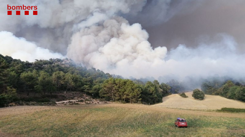 bomberscat's tweet photo. Un centenar de dotacions de #bomberscat afronten una segona nit de treball molt dur a #IFSantaColomaQueralt Nota de premsa 👉 https://t.co/s9vniUa1CT https://t.co/MsY4rpXnT1