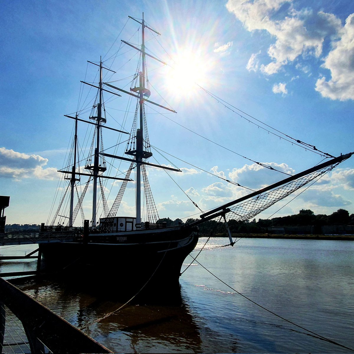 hap_healing_art's tweet photo. Look who's back! The Dunbrody was gone for maintenance for about five months. The quay looked so empty without her. Welcome back #dunbrodyfamineship #backatlast #NewRoss #Wexford #Ireland #sunnysoutheast #wexico #irelandsancienteast #riverbarrow https://t.co/Igjn68ZD9A