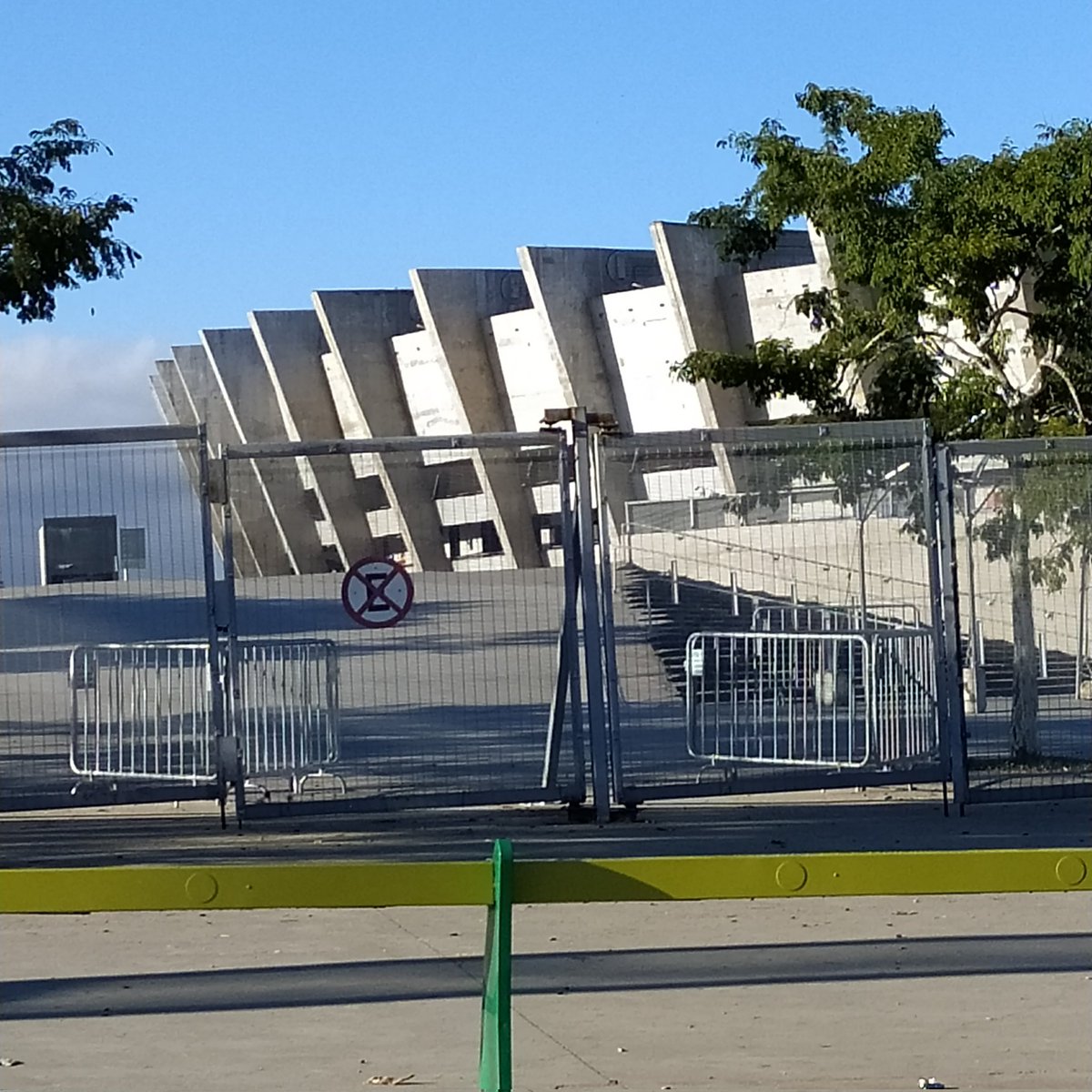 spgmiranda's tweet photo. Fui passear em Belo Horizonte e resolvi realizar meu sonho, conhecer o Mineirão. Não entrei, mas já me dou por satisfeita de poder contemplar essa imagem, mesmo que seja do lado de fora...
@MAIRAVLEMOS https://t.co/E5HgcYCTty