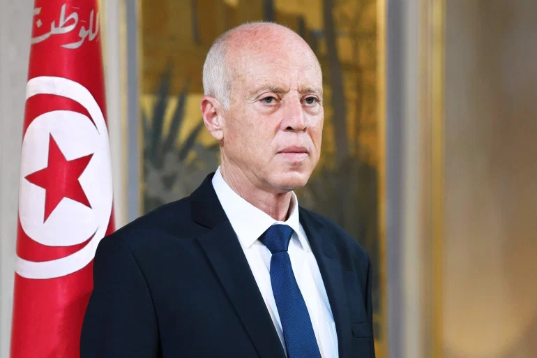تونس قيس سعيد يقيل رئيس الوزراء ويرفع الحصانة عن نواب البرلمان