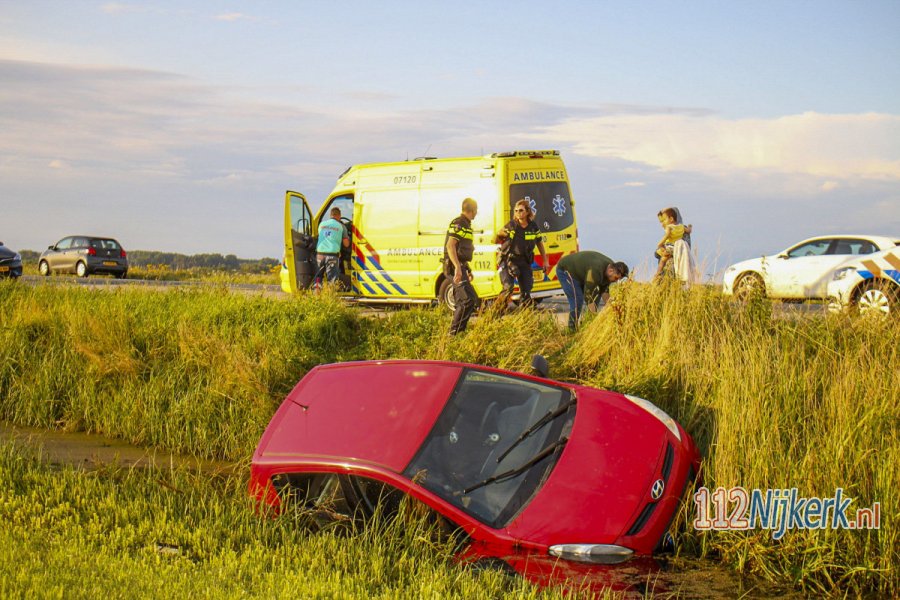 Auto in de sloot in #Nijkerk, gezin ongedeerd. 112Nijkerk.