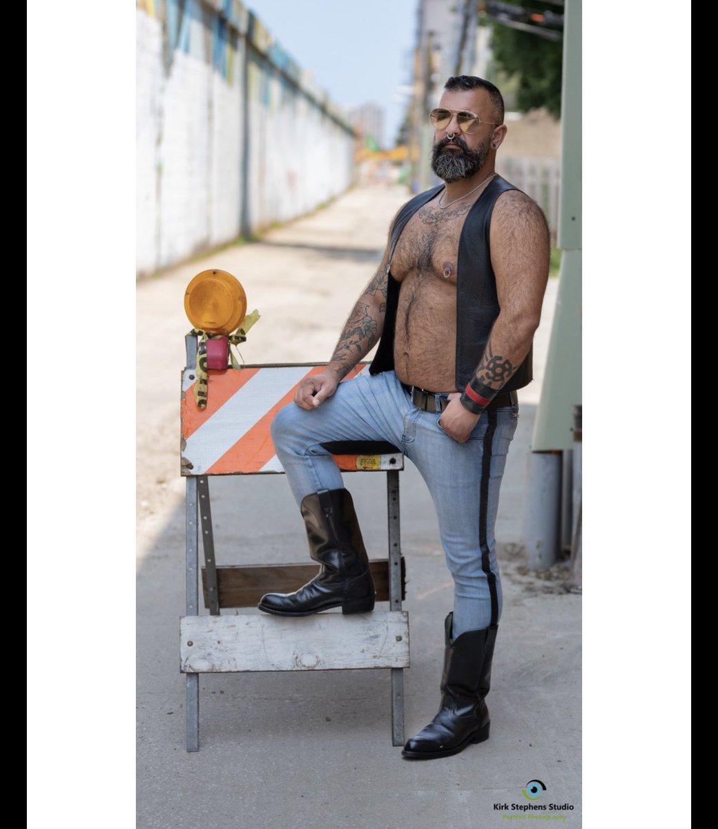 Thatbeefyguy1's tweet photo. Another shot from the amazing @StudioKirk
#beardedmen #beefycub #daddybear #docmartens #leathermen #leathersuspenders #fetishgear #mensfashion #boots #chicago #andersonvillechicago #daddyaf #realhousebearsofchicago #bearsofinstagram #gaydaddy #daddybear https://t.co/os7HtAnL8m