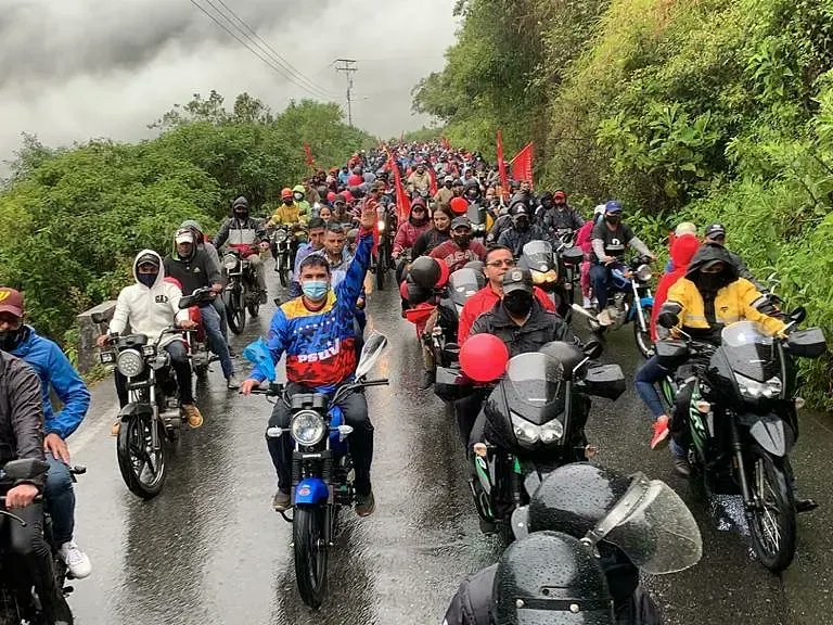 leales_'s tweet photo. #25 #jul 𝙀𝙉𝙏𝙀𝙍𝘼𝙏𝙀 🗣️📸
Amor a Chávez, Amor a la Patria y Amor a la Revolución Bolivariana
Una frase que resume la extraordinaria movilización,sin precedentes, del pueblo chavista del municipio Cardenal Quintero que salió a la calle, este domingo en apoyo a @JEHYSONGUZMAN https://t.co/74C4OzK9ni