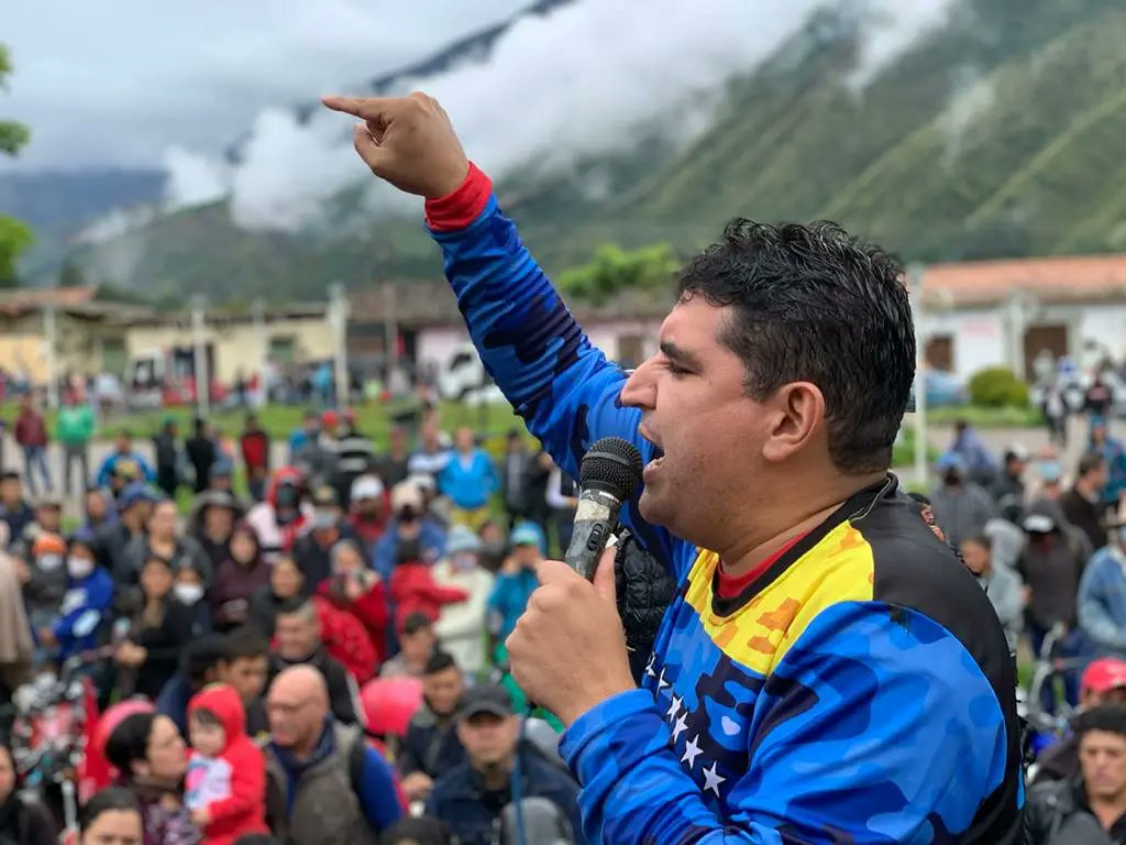 leales_'s tweet photo. #25 #jul 𝙀𝙉𝙏𝙀𝙍𝘼𝙏𝙀 🗣️📸
Amor a Chávez, Amor a la Patria y Amor a la Revolución Bolivariana
Una frase que resume la extraordinaria movilización,sin precedentes, del pueblo chavista del municipio Cardenal Quintero que salió a la calle, este domingo en apoyo a @JEHYSONGUZMAN https://t.co/74C4OzK9ni
