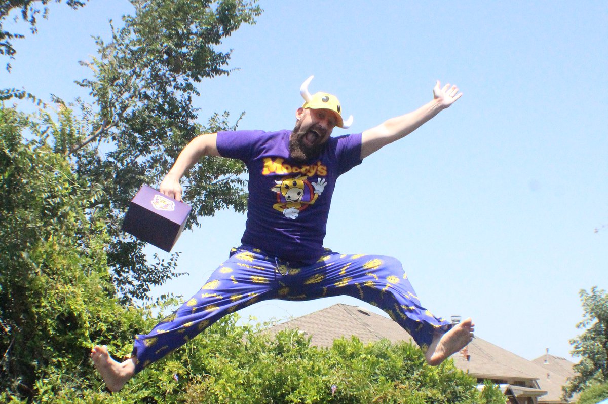 Matt_Westphalen's tweet image. Got my @Walmart #Moobys lounge pants &amp;amp; some other Mooby's goodies &amp;amp; had my son, Hudson, help me with a little photoshot!!! Fingers crossed these are funny enough to make the top 10! #ClerksIII @MoobysPopUp @ThatKevinSmith @JayMewes @JordanMonsanto @thatwillwilkins @rosariodawson