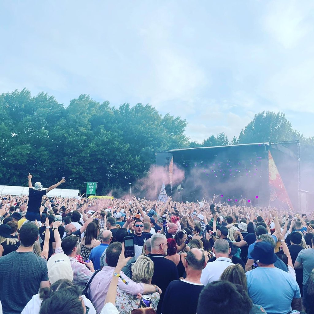 Johnny_Maxwell's tweet photo. One of the best gigs I’ve ever been to @SpikeIsland2021 @thecloneroses What an amazing day👌🏻🙌🏻🍋🍋🍋🍋 https://t.co/w1vxFbjs3a