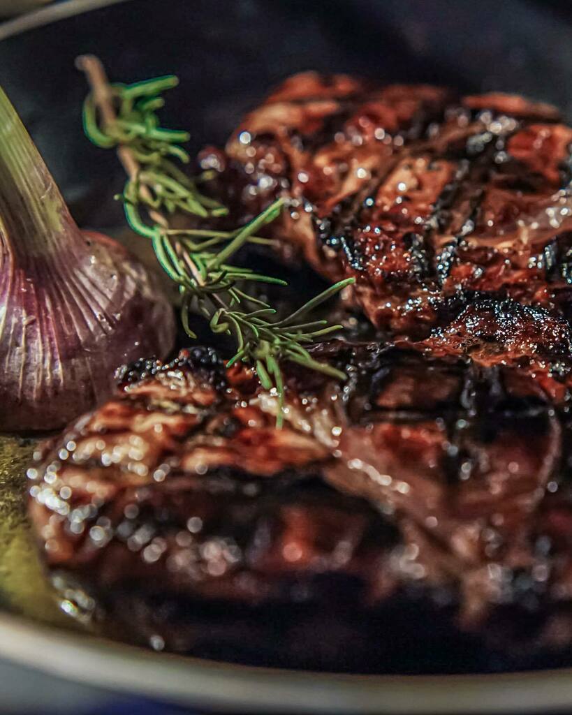Die Ruhepausen dazwischen sind essential wichtig um ein butterzartes Steak auf den Tisch zu zaubern.

Hier wurde das Entrecôte von beiden Seiten scharf angebraten und kommt bei schwacher Hitze zum nachziehen in eine Pfanne mit Butter, Rosmarin und Knoblauch. 

Ab und die But…