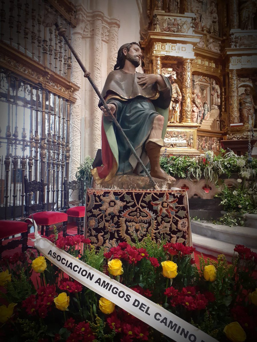 charopepasa's tweet photo. Gran día de #SantiagoApostol misa en la #catedraldeburgos organizada al “detalle” por la Asociación Amigos del Camino de Santiago, con el lujazo de @CoroTiento y @emiHolia Gracias a todos. https://t.co/gcBmJ6ykmX