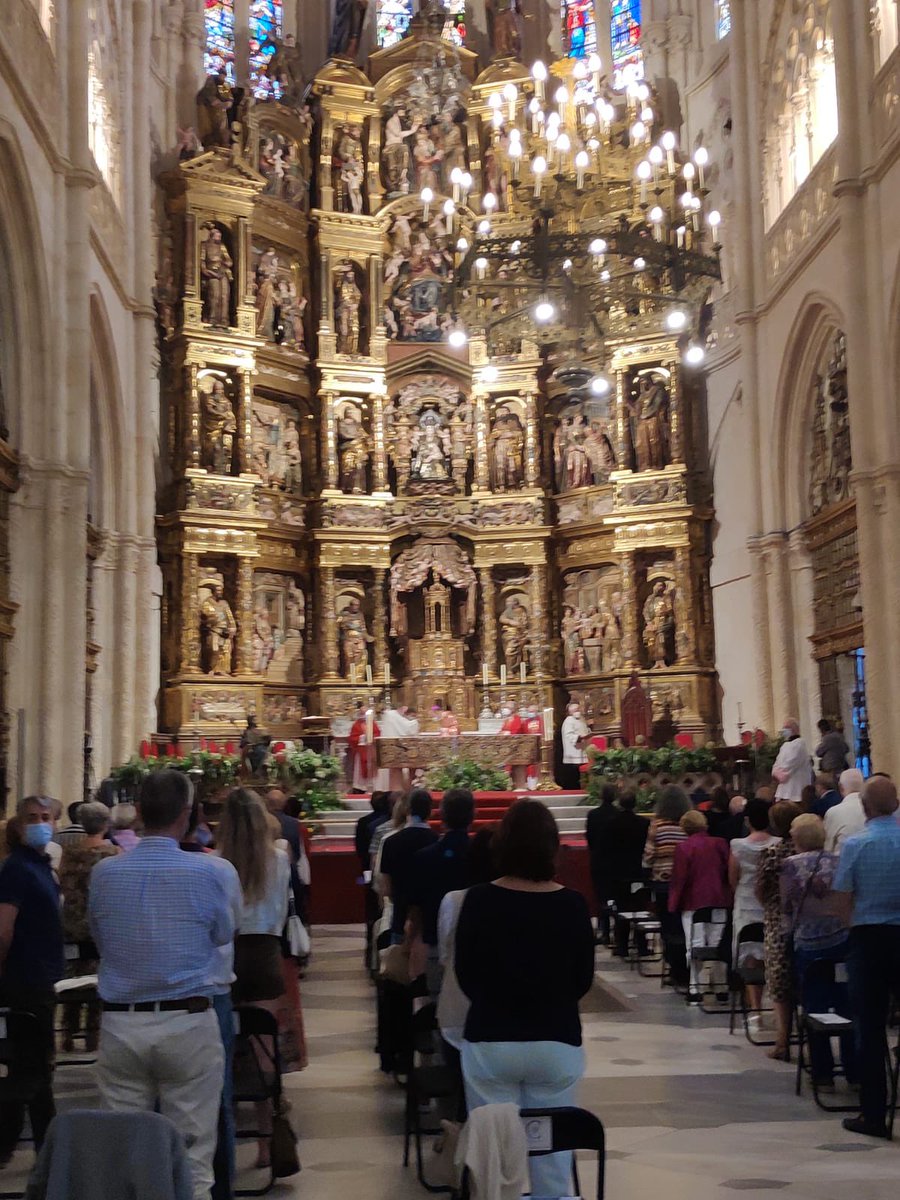 charopepasa's tweet photo. Gran día de #SantiagoApostol misa en la #catedraldeburgos organizada al “detalle” por la Asociación Amigos del Camino de Santiago, con el lujazo de @CoroTiento y @emiHolia Gracias a todos. https://t.co/gcBmJ6ykmX