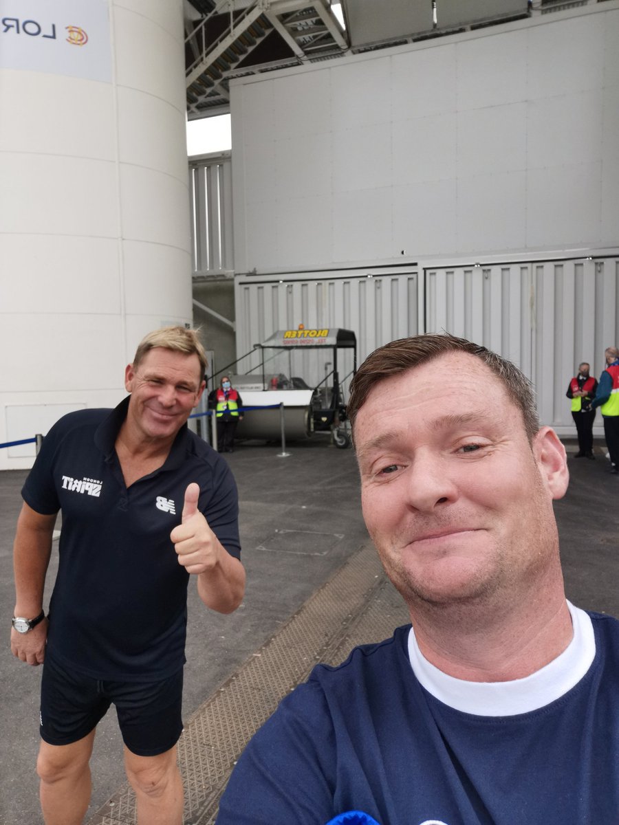 DeanoMurphy's tweet photo. @ShaneWarne finally got meet you, a person who I watched growing up! Made my day 🙏🏻 https://t.co/72zqW5wtFD