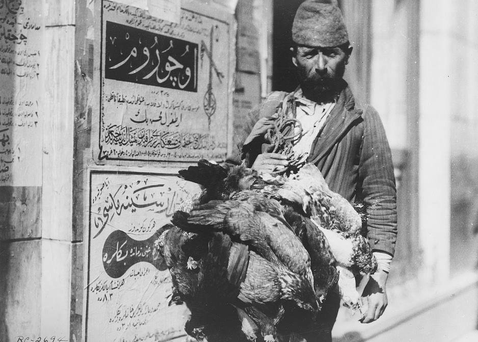 <a href="/meydan_erdem/">Erdem MEYDAN</a> Hattat Hacı Nuri Korman’a ait. Amerikalılar’ın 1920-1921’de çektiği İstanbul tavukçusu fotoğrafında kadraja girmiş Muhsin Ertuğrul’un “Uçurum” eserinin afişi ve üzerindeki Darülbedayi logosu.