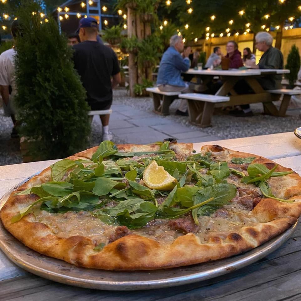 JoeyMagidson's tweet photo. Finally got to try New Haven style White Clam Pizza, and this place upstate happily made it without cheese, too. Delicious!

#Pizza #whiteclampizza #clampizza #newhavenstyle @TheKaatskeller https://t.co/i18na4DCHt