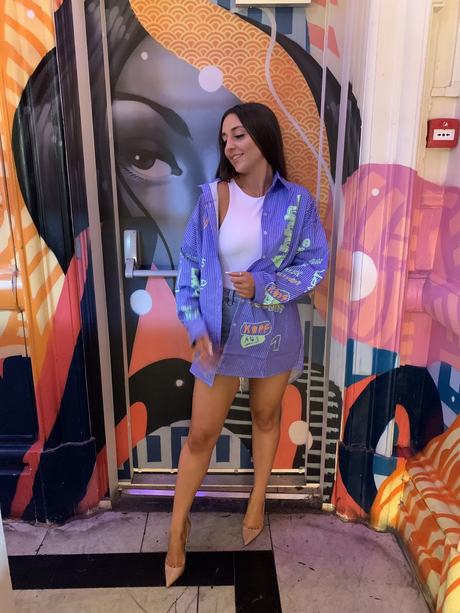 xenki_london's tweet photo. FREEDOM weekend vibes 😍

Make it POP in our oversized graffiti shirt 💥💙🔥✨

That backdrop though 🤩💎

👇🏼 SHOP NOW 
🛍 https://t.co/aKnxYE6u78 🛍 https://t.co/cYjeB2HzaL