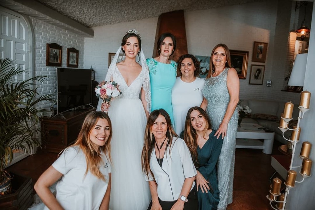 Momentos para el recuerdo. 
Boda Paloma y Antonio 20 junio 2021 
Como en familia 💖💖💖
Mua @mijasnatural 
Fotografía @jesusbareaphotography 

#mijasnatural #micropigmentacionleticiamarquez #hair #beauty #tattoo #brides #weddingmalaga 

⭐ CLÍNICA MÉDICO… ift.tt/3zxiQUn