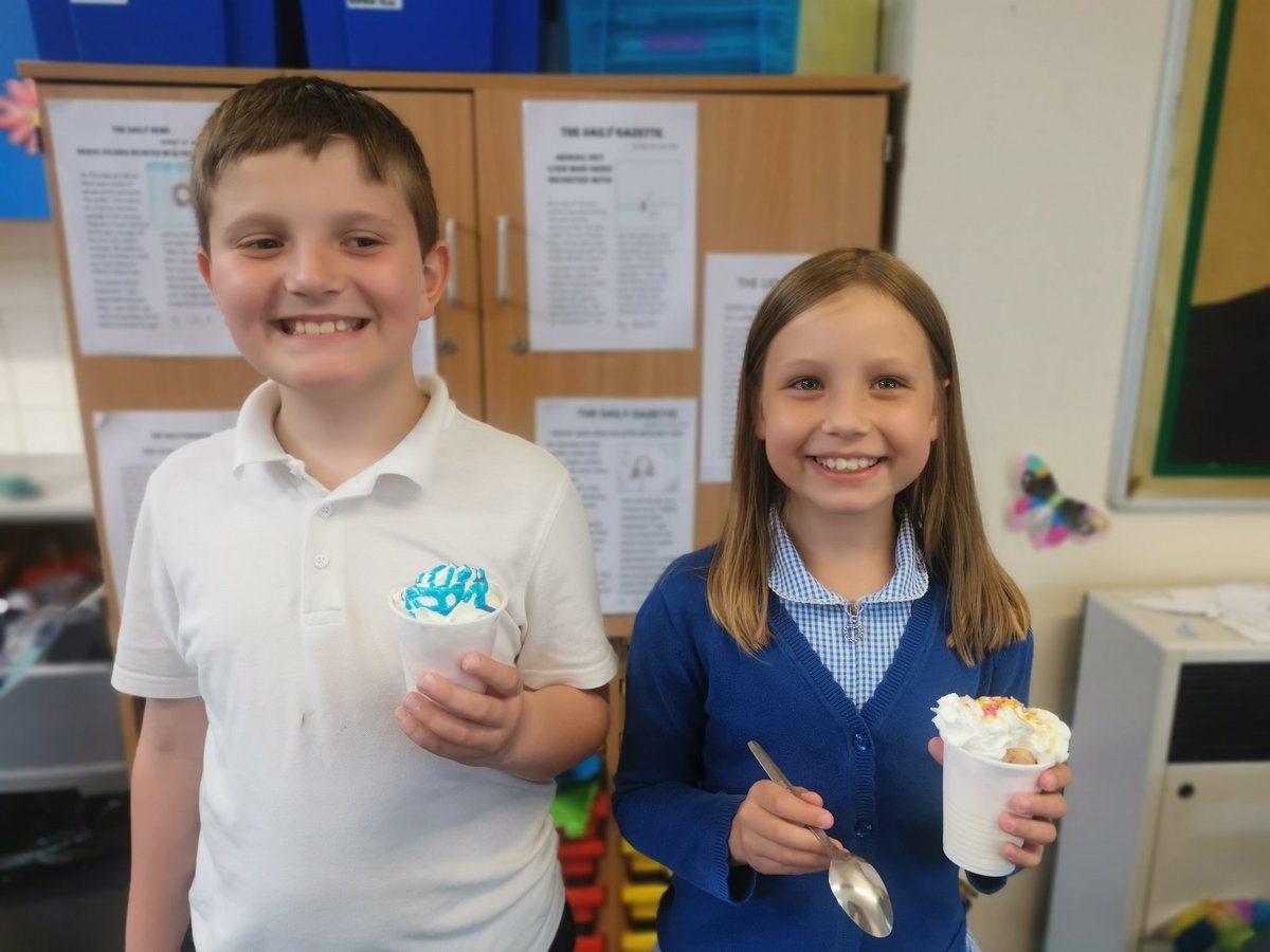 As a reward for all our hard work during this difficult year, we made our own ice cream sundaes 😋🍧🍦🍨