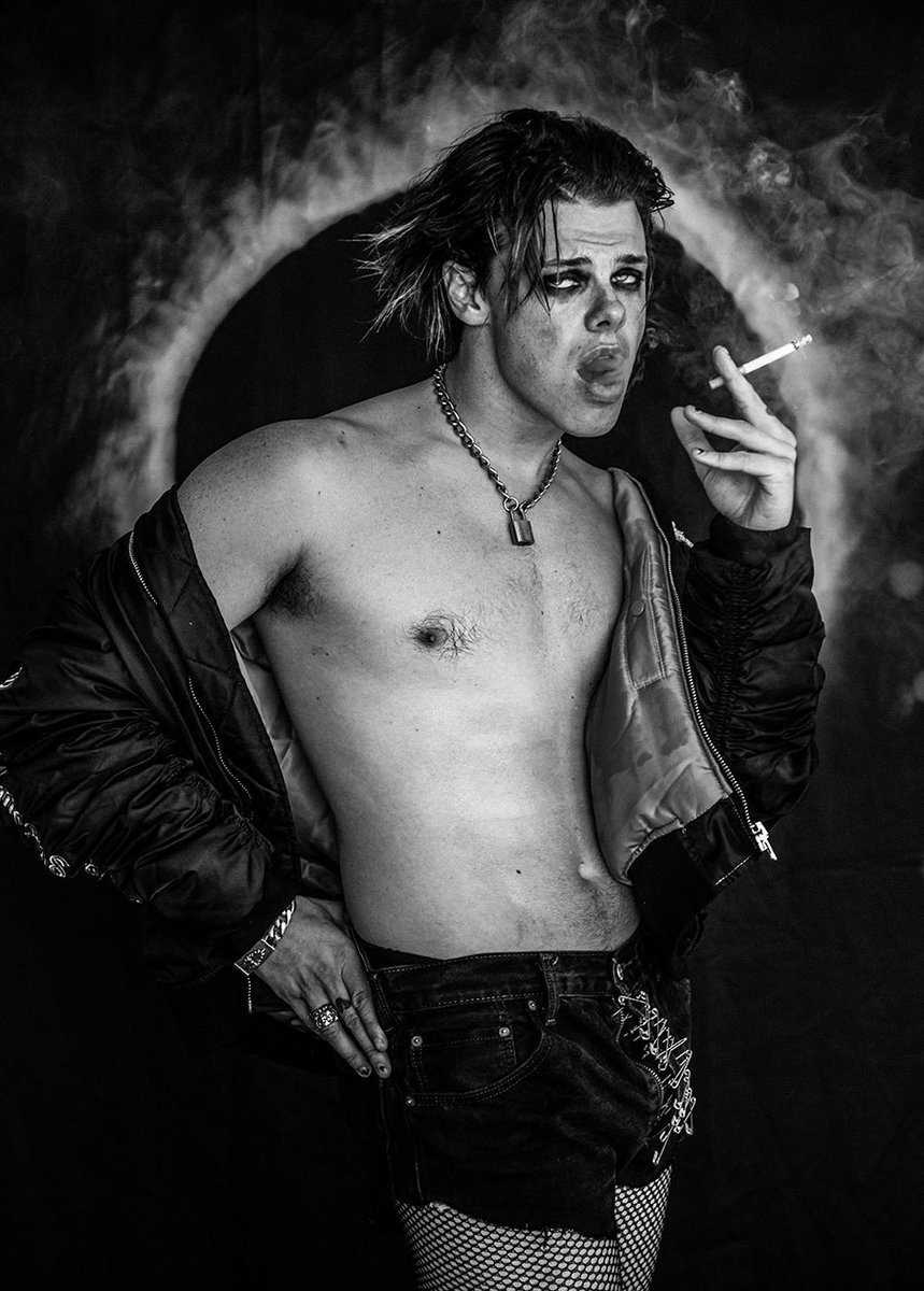 YUNGBLUD on X: "if i was to talk about the words they would hurt, so if you were to ask about the pain i would lie ... 🖤☠️🖤 https://t.co/VOhFnkHklI" / X