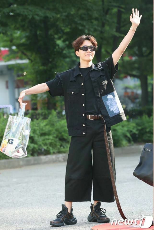 knjtokyoss's tweet photo. Vamos falar sobre o estilo incrível do hoseok. https://t.co/nDUcHU8sCP