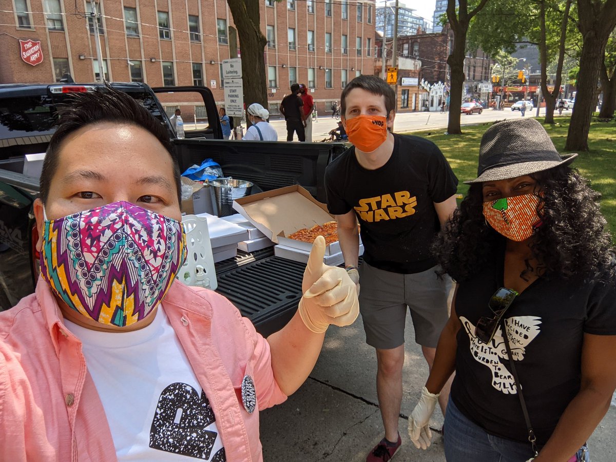 Out with <a href="/Humanaryorg/">Humanary</a> in #MossPark today offering food, drinks &amp; toiletries for residents of the Park. Thanks to Mina and Miles for leading.

It's a beautiful day in the park!

Thanks to <a href="/FeliciaScarbTO/">Felicia Samuel</a> for coming down from #SRP. #TorCen #TorontoCentre