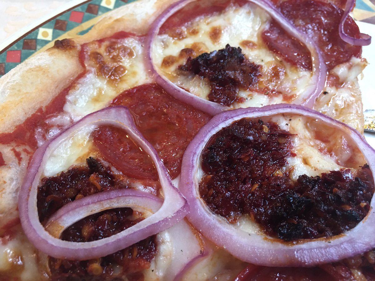 PlanetRunsGames's tweet image. - and here is a picture of this stuff at work as a pizza topping. Instant status as one of the all time best pizza toppings ever.  

#nduja 
#Spilinga