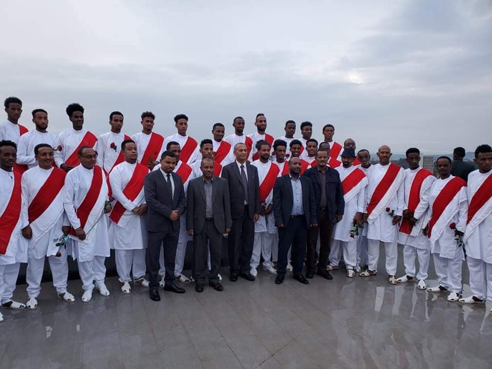 LvoeSelam's tweet photo. የኤርትራ የእግር ኳስ ብኤራዊ ቡድን በውቢቱ ባሕር ዳር በአማራ መስተዳድር አቶ አገኘሁ ተሻገር በተከኙበት የመሸኛ ስነስራዓት 🙏 🇪🇹💘🇪🇷 https://t.co/Xf8XxRifr3
