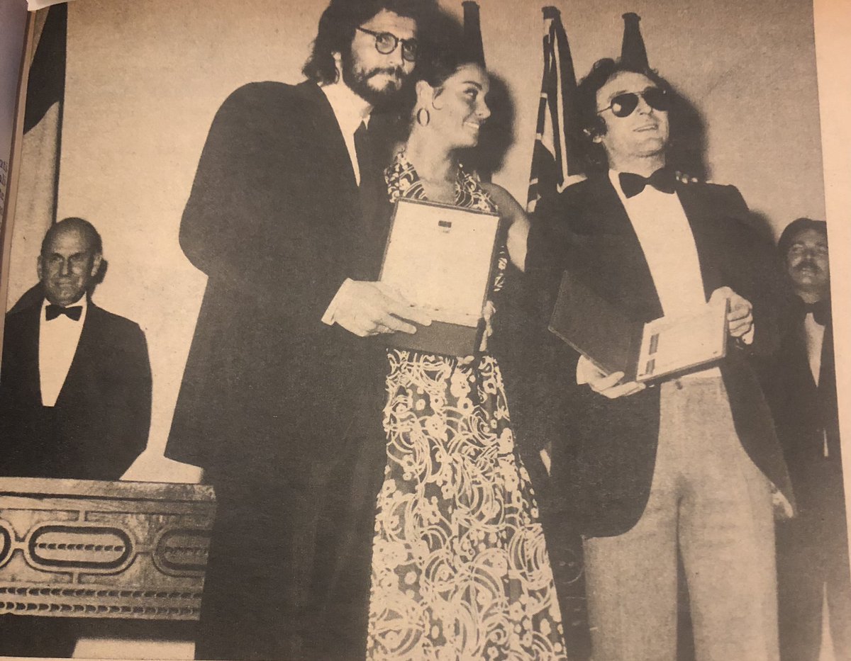 1973. #VíctorErice y #ElíasQuerejeta recibiendo la primera #ConchaDeOro del #CineEspañol por (****) “El espíritu de la colmena”.
Entre ellos #OjaKodar.
@sansebastianfes