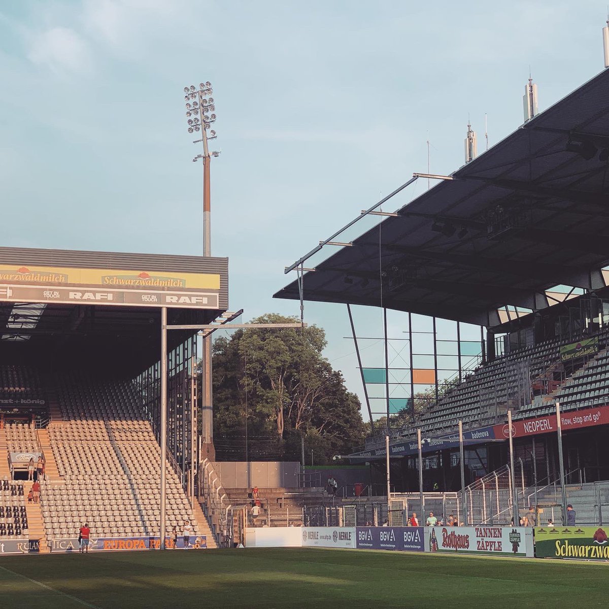 Derzeit verabschieden sich die Fans des <a href="/scfreiburg/">SC Freiburg</a> vom #dreisamstadion. Aber wusstest Ihr das im #dreisamstadion schon seit Jahren ein #LoRaWAN Gateway auf dem Flutlichtmast installiert ist? <a href="/badenovaAG/">Badenova</a> hat nutzt es für ihr kommerzielles #LoRaWAN Netzwerk.